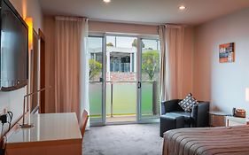 Lynbrook Hotel